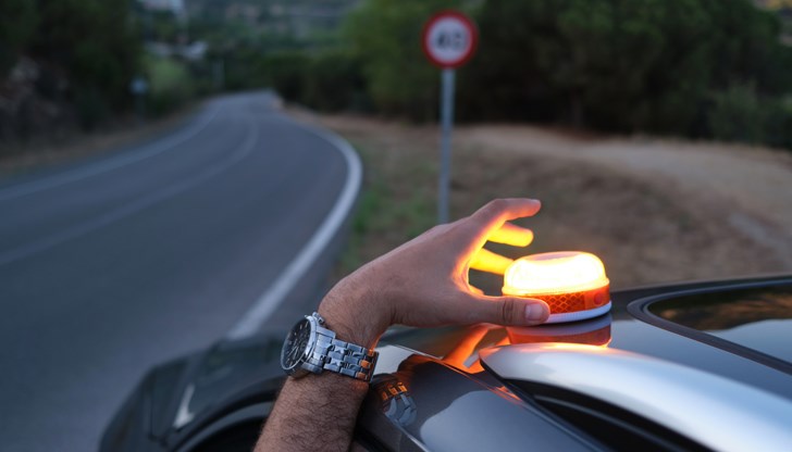 Оранжевата мигаща светлина ще има GPS връзка с пътните служби