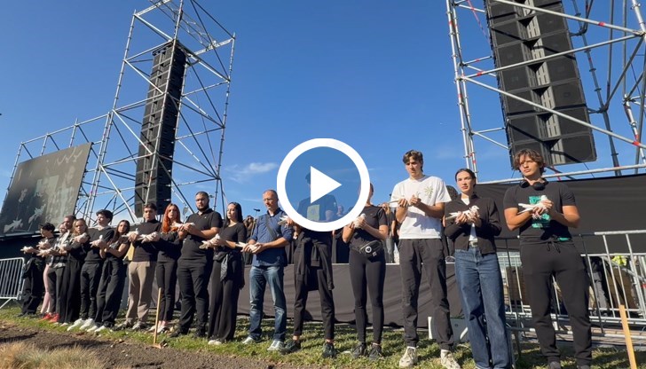 Студенти вървяха 16 дни, хиляди запазиха 16 минути мълчание