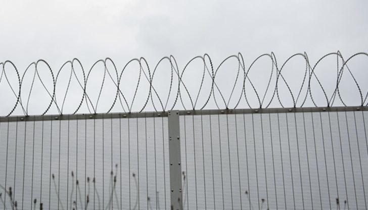 Двама полицаи са ранени, единият е ухапан от мигрант