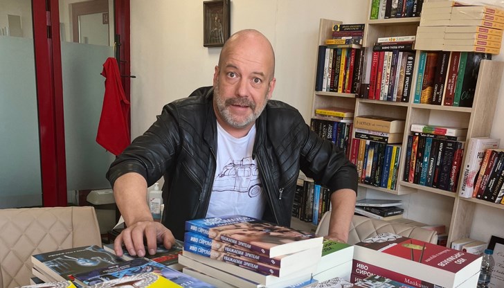 Писателят нападна държавата за неизпълнения стандарт за нови книги от 2014 година Писателят нападна държавата за неизпълнения стандарт за нови книги от 2014 година