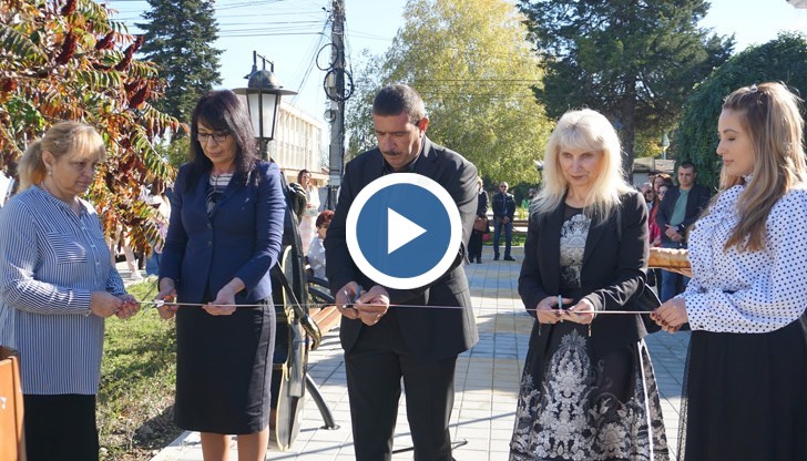 Пространството до читалището бе един от последните проекти на покойния кмет