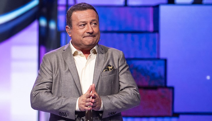 Водещият се пошегува с Дара и Андрей в ефира на Нова ТВ Водещият се пошегува с Дара и Андрей в ефира на Нова ТВ