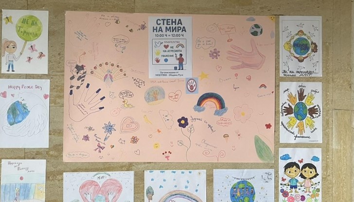 Русенските ученици отправиха призив срещу насилието с рисунки и колажи