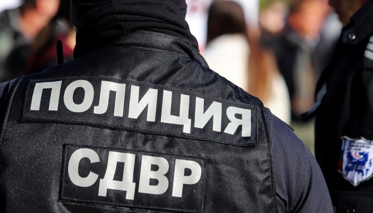 Служители на СДВР задържаха криминално проявен мъж и разкриха складове за нелегално разпространение Служители на СДВР задържаха криминално проявен мъж и разкриха складове за нелегално разпространение