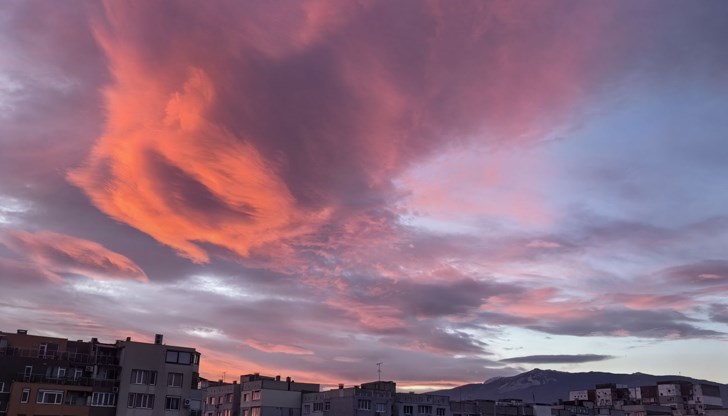 Явлението се дължи на силни ветрове във високите слоеве и прахови частици Явлението се дължи на силни ветрове във високите слоеве и прахови частици