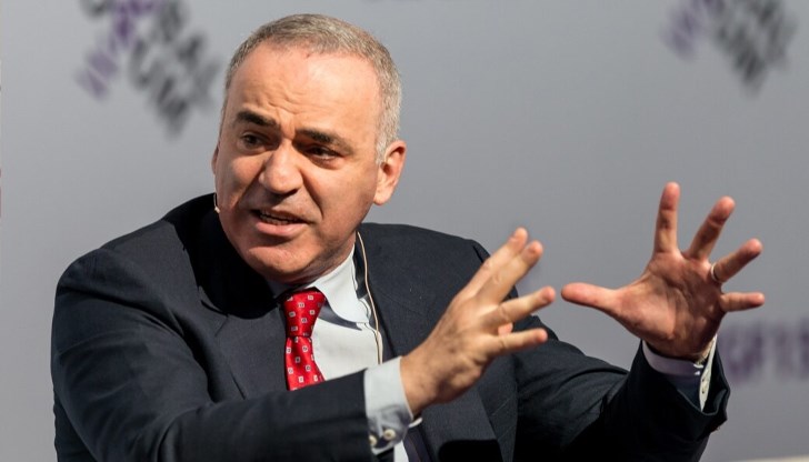 Според световния шампион само украинско знаме в Севастопол може да послужи като "шокова терапия" Според световния шампион само украинско знаме в Севастопол може да послужи като "шокова терапия"