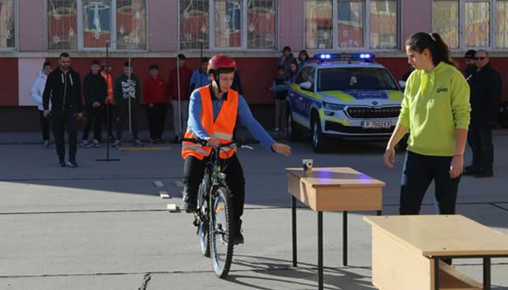 Четвъртокласници влизат в ролята на пътни полицаи