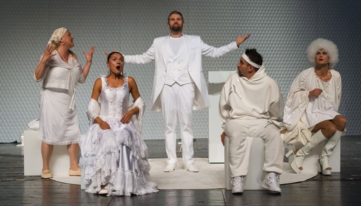 Албена Михова и Даниел Пеев си партнират в ексцентричен спектакъл за живота отвъд Албена Михова и Даниел Пеев си партнират в ексцентричен спектакъл за живота отвъд