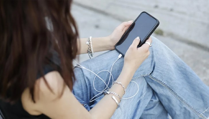 Новата мярка цели да предпази подрастващите от вредното съдържание и стреса в дигиталния свят