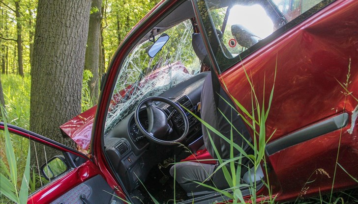 Колата им се е ударила в канавка, а след това се е забила в крайпътно дърво Колата им се е ударила в канавка, а след това се е забила в крайпътно дърво