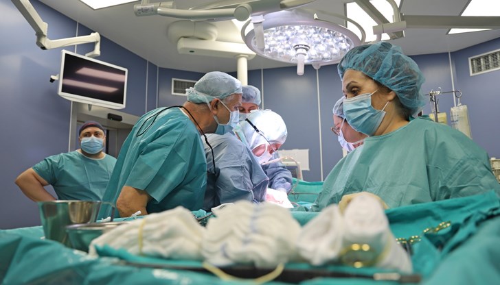 Проф. Никола Владов и проф. Ивелин Такоров извършиха интервенцията Проф. Никола Владов и проф. Ивелин Такоров извършиха интервенцията