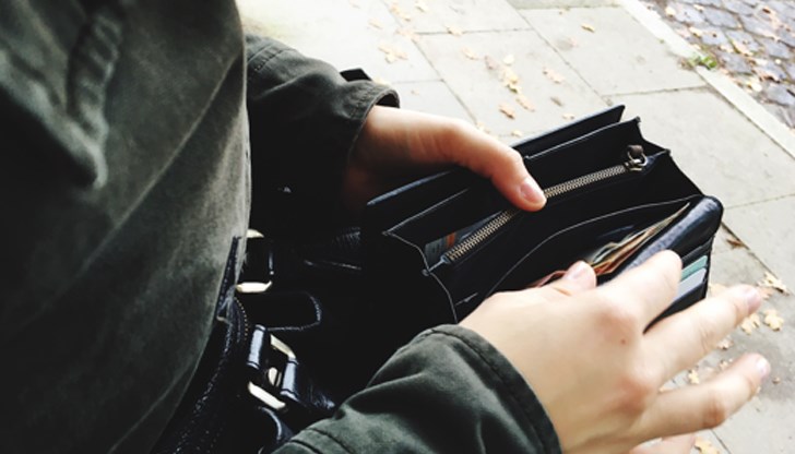 Извършителката е установена и откраднатите вещи са върнати на собственичката им Извършителката е установена и откраднатите вещи са върнати на собственичката им