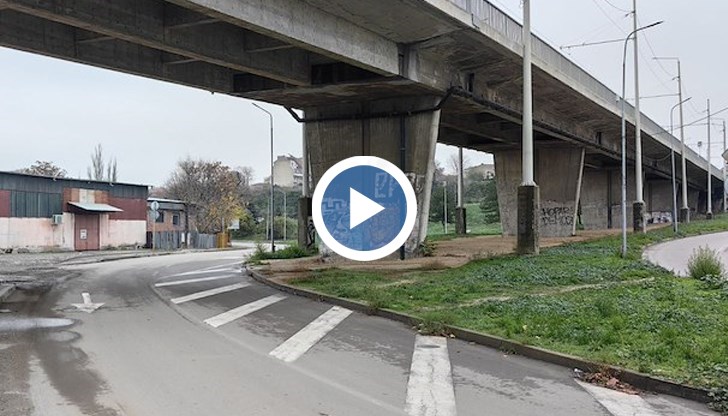 Пострадалият е в тежко състояние с премазани крака, опитал се да изпревари тежкотоварния автомобил