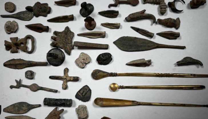 Сред находките има монети, върхове на стрели и древни украшения Сред находките има монети, върхове на стрели и древни украшения