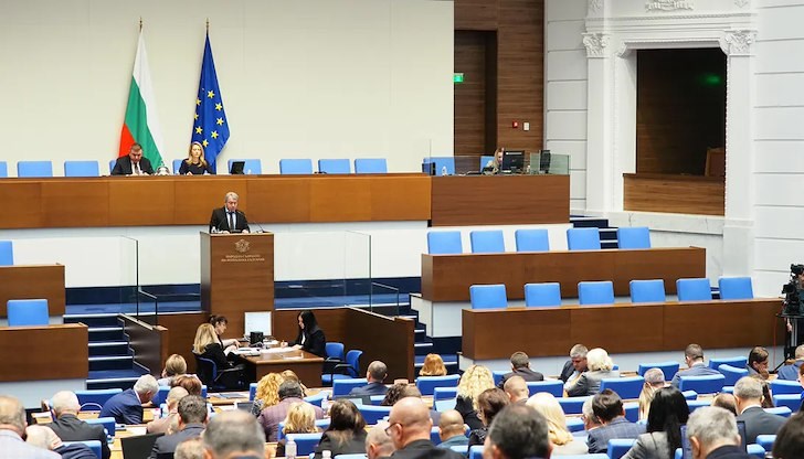 Депутатите потвърдиха въвеждането на особен търговски управител в рафинерията въпреки предупрежденията за поскъпване на горивата