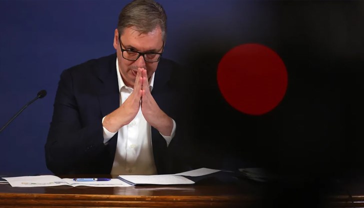 Сръбският президент отстъпи пред протестиращите година след трагедията в Нови Сад Сръбският президент отстъпи пред протестиращите година след трагедията в Нови Сад