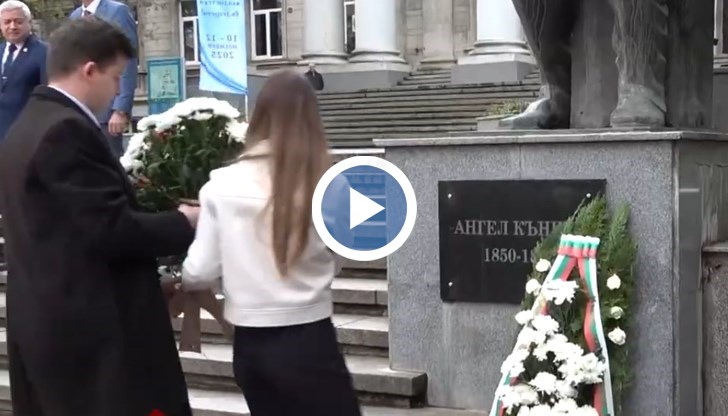 Дипломи получиха 32 доктори, 3 доценти и 2 професори