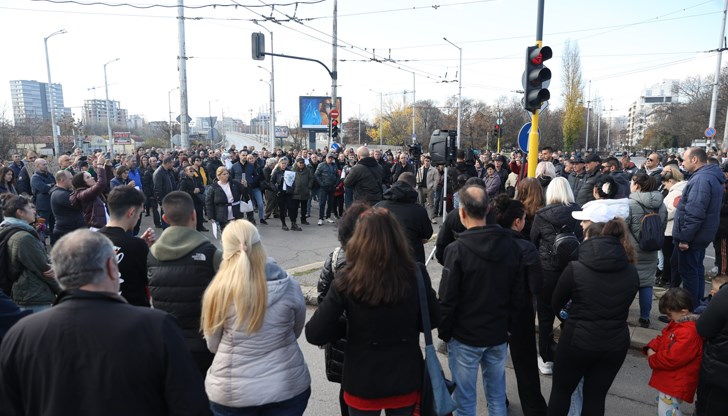 Жители на кварталите "Хаджи Димитър" и "Сухата река" пропускат с жива верига само колите на градския транспорт