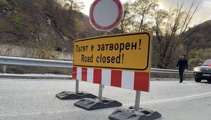 Автомобилите преминаваха по прясно изляти бетонови конструкции часове преди официалното отваряне на пътя