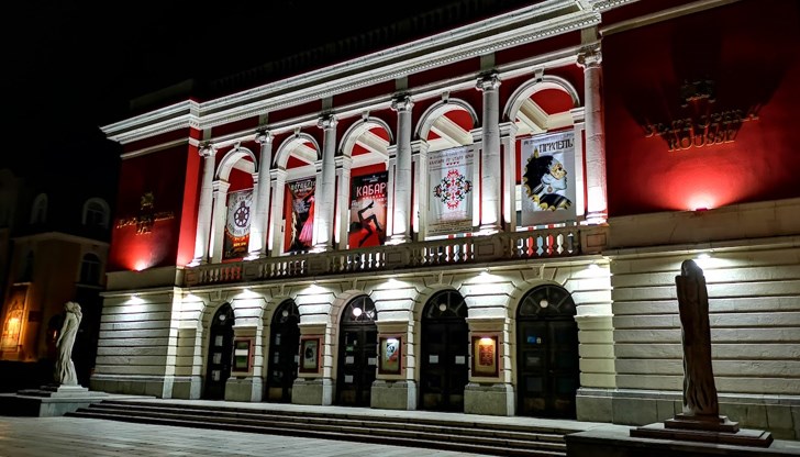 Директорът на театъра приготвя напитка по тайна рецепта за гостите Директорът на театъра приготвя напитка по тайна рецепта за гостите