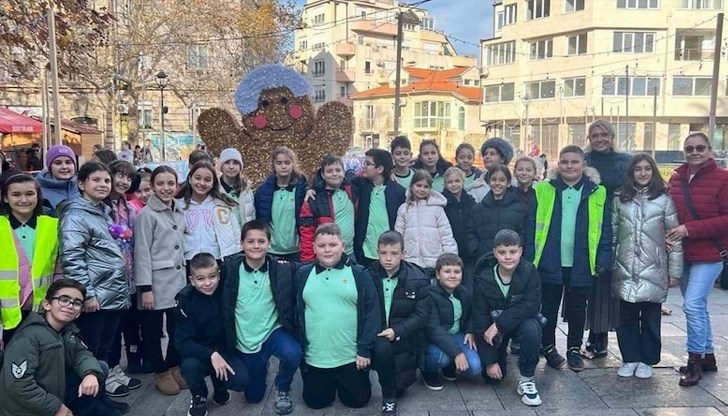 Инициативата съчета полезни уроци със забавления на ледената пързалка