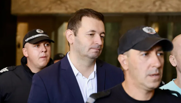 Кирил Петков се яви лично в съдебната зала, магистратите не