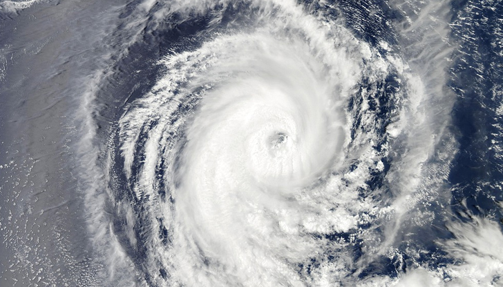 Бурята Фунуон носи ветрове от 185 км/ч и заплашва с