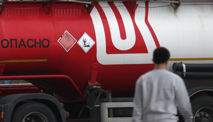 Сделката включва рафинерията в Бургас, след като САЩ блокираха продажбата