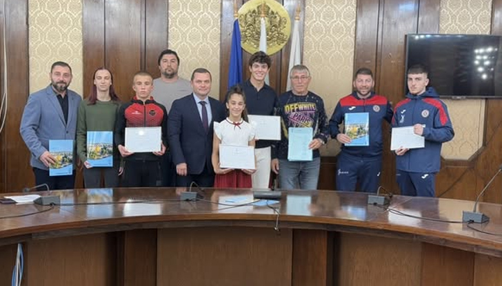 Кметът на Русе връчи грамоти на състезатели по самбо, бокс,