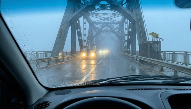 АПИ предупреждава за силен вятър в проходите и тапи по