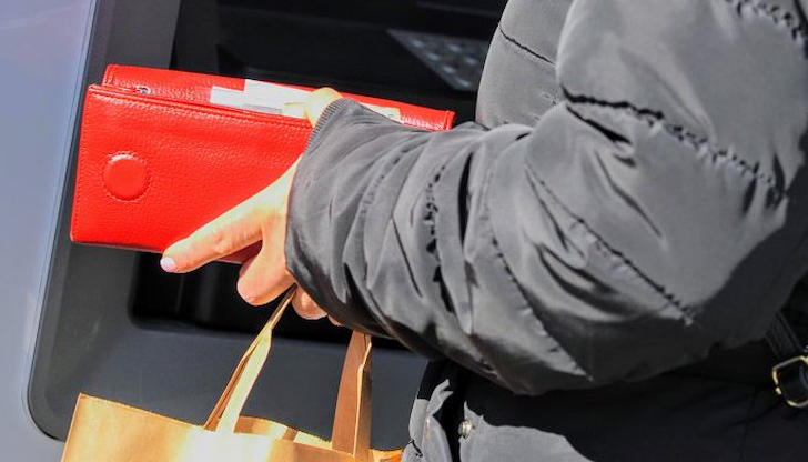 Пенсионерите получават парите си и бонусите за Коледа от 5