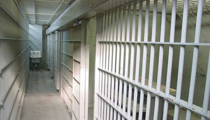 Обвинените са жена и двама мъже, жертвата е била скубана