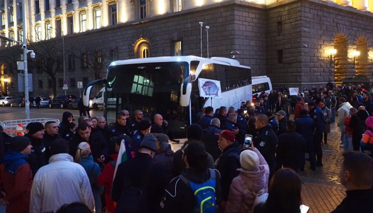 Напрежението ескалира след скандал в бюджетната комисия и изтеглено заседаниеСимпатизанти