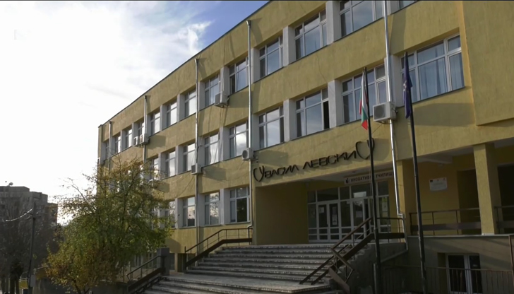 Ученикът е вземал парите от раниците на децата, докато са