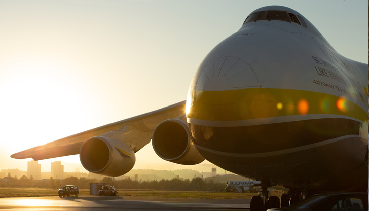 Гигантът Ан-124 Руслан е заредил гориво, след което е отлетял