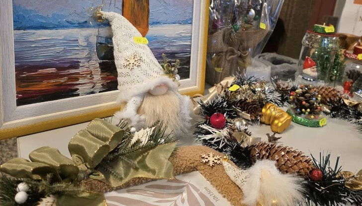 Благотворителният базар на служителите от Община Русе продължава днес до