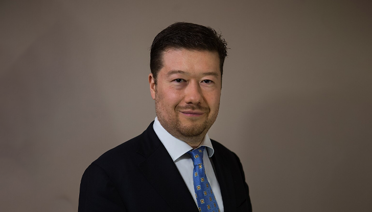 Крайнодесният Томио Окамура лично участва в премахването на знамето, а