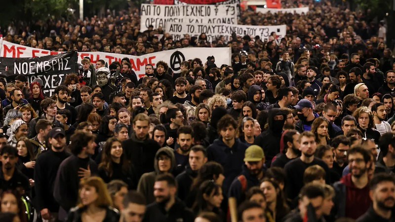 Напрежението е свързано и с влаковата трагедия от 2023 годинаНад