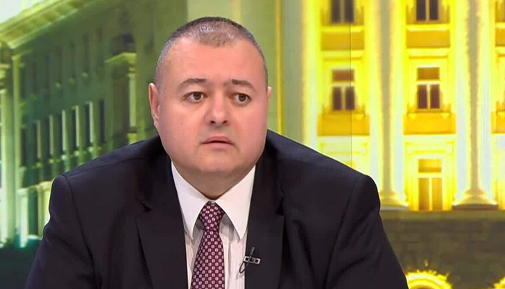 Според депутата целта е рафинерията да премине във фирма, приближена