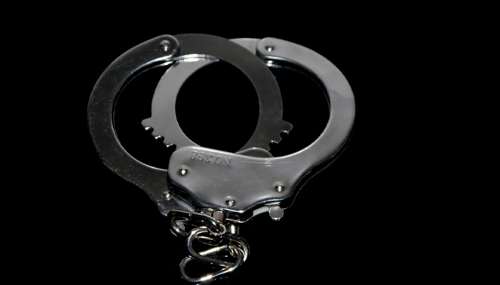 Служителят е задържан за 72 часа, след като опитал да