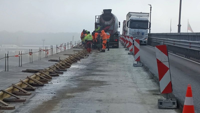 Вече са поставени всички основи за стълбовете за осветление в