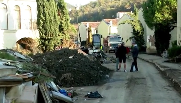 Жители чистят сами, институциите си прехвърлят отговорността40 дни след опустошителния