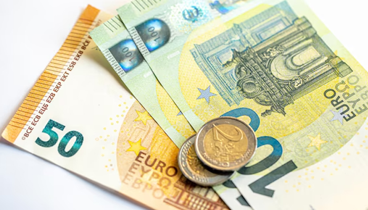 Минималната заплата става 620 евро, а обезщетението за майчинство през