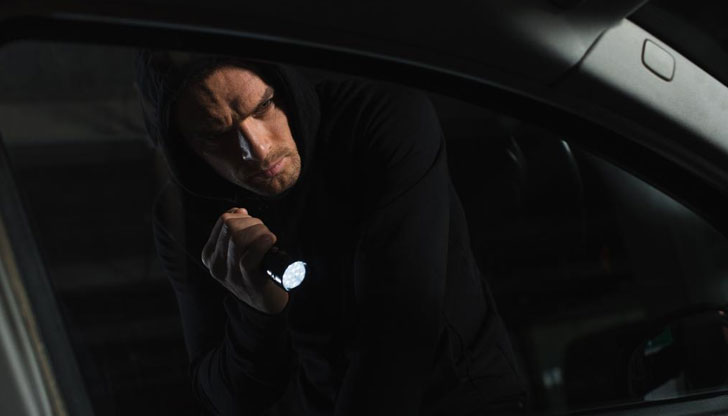 Извършителят е задигнал задните светлини на паркирана Хонда от улица