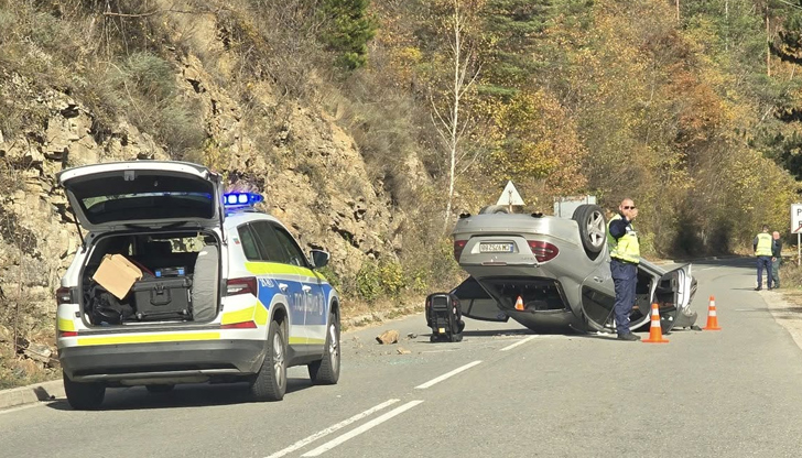 Жената е със загуба на съзнание, автомобилът се е преобърнал