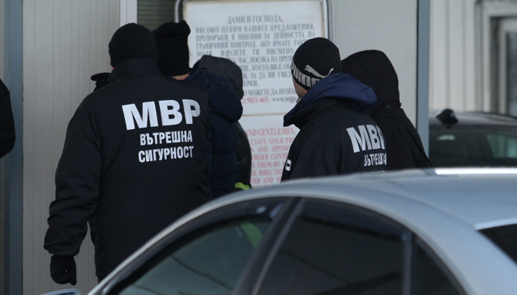 Служителите са задържани за корупцияДвама митнически служители са задържани на