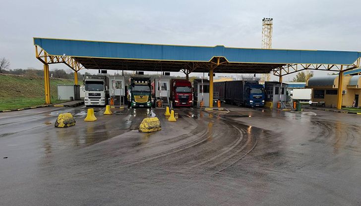 Около 110 камиона изчакват да преминат границата в района на