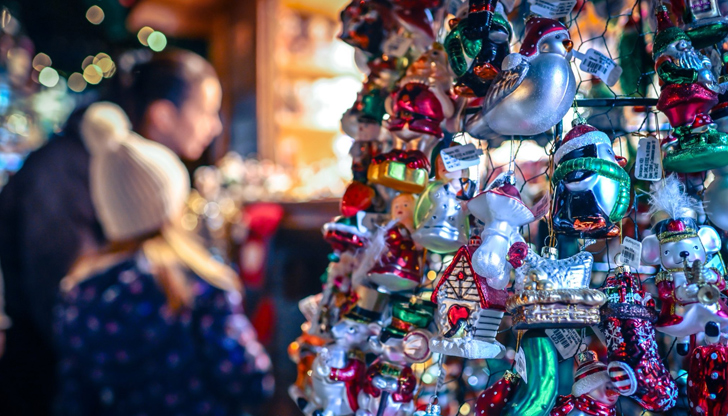 Празничното градче пред НДК предлага виенско колело, ретро автобус и