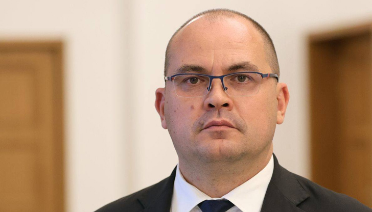 Наемател на базата е сестра на кандидат за кмет от