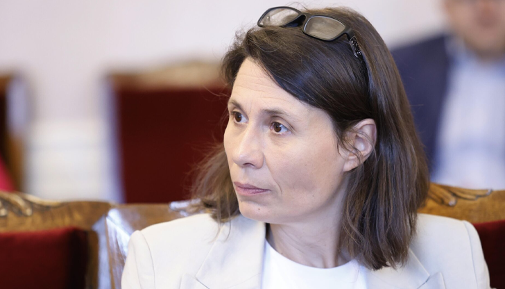 Депутатът от ПП-ДБ разкритикува манията за тотален контрол над учениците